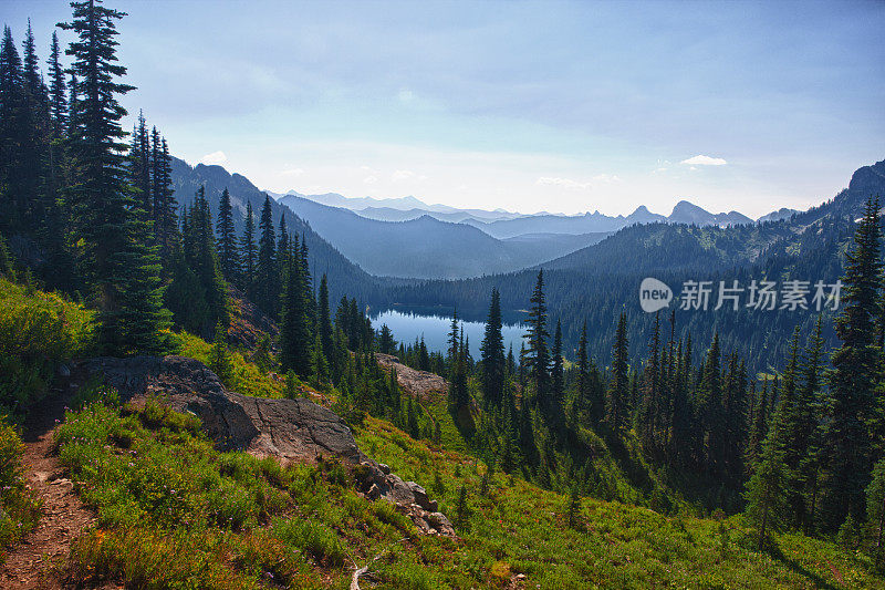 从Naches Peak Trail到Dewey Lake